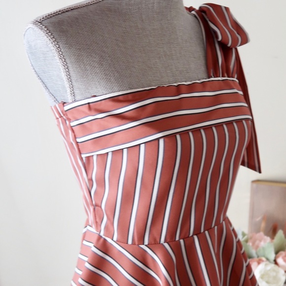 MELODY- One-Shoulder Bow Tie Peplum Top - Picture 3 of 5